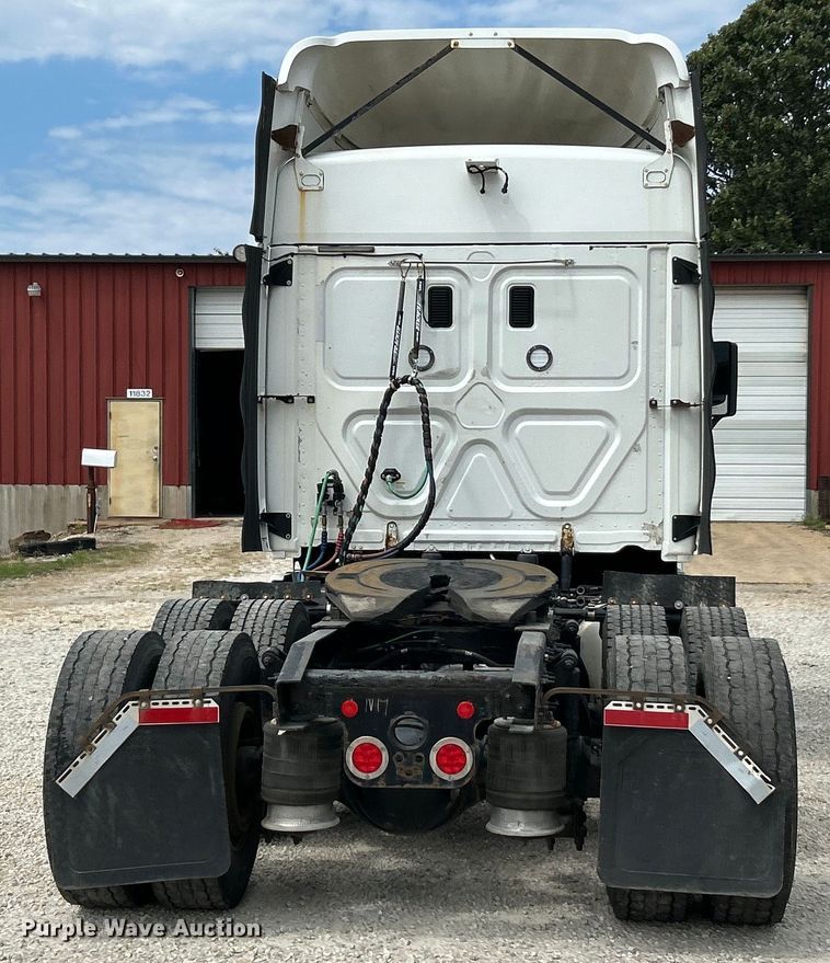 image for item EK3220 2016 Frieghtliner  Cascadia 132 semi truck