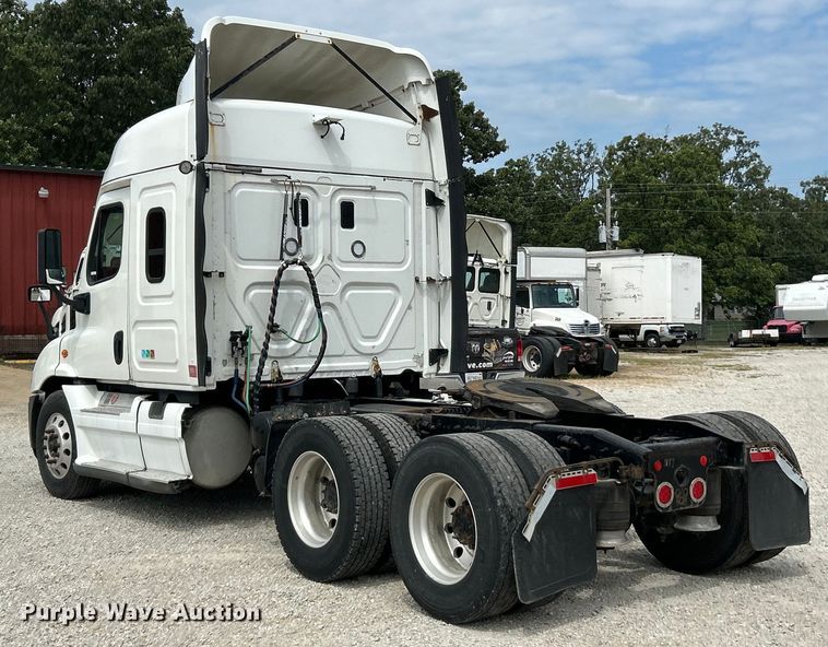 image for item EK3220 2016 Frieghtliner  Cascadia 132 semi truck