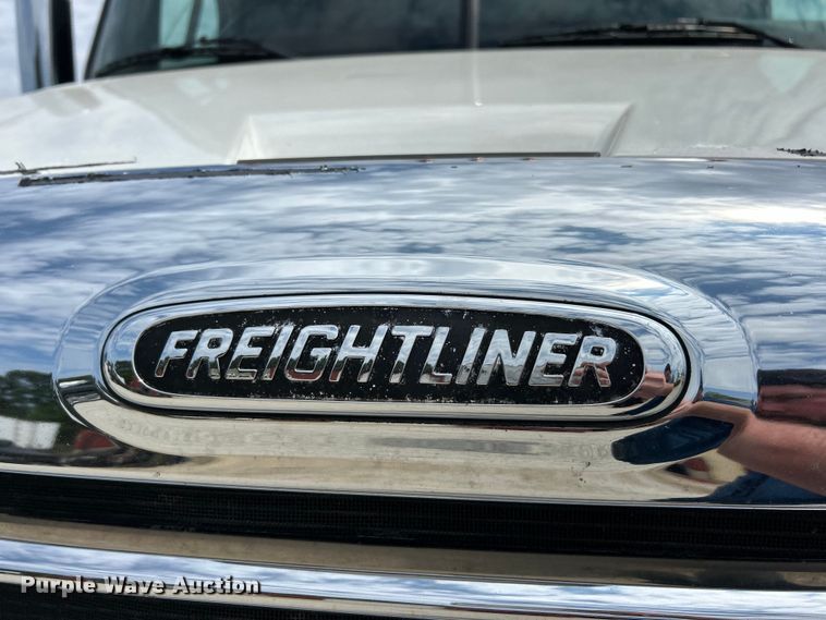 image for item EK3220 2016 Frieghtliner  Cascadia 132 semi truck