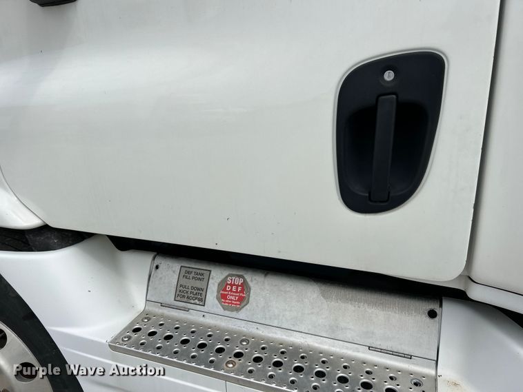 image for item EK3220 2016 Frieghtliner  Cascadia 132 semi truck