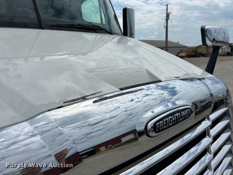 image for item EK3220 2016 Frieghtliner  Cascadia 132 semi truck