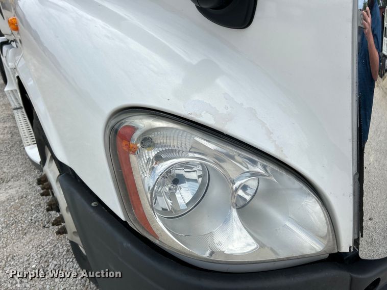 image for item EK3220 2016 Frieghtliner  Cascadia 132 semi truck