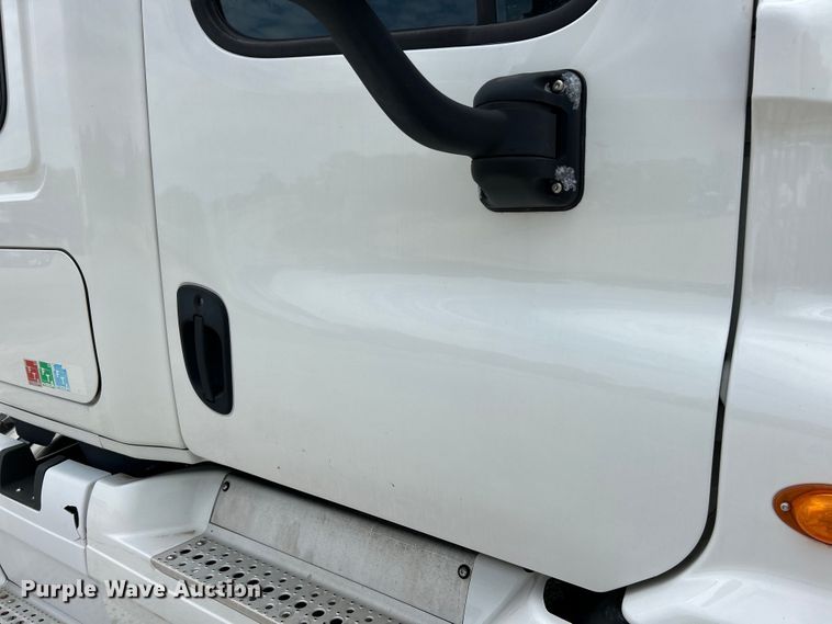 image for item EK3220 2016 Frieghtliner  Cascadia 132 semi truck