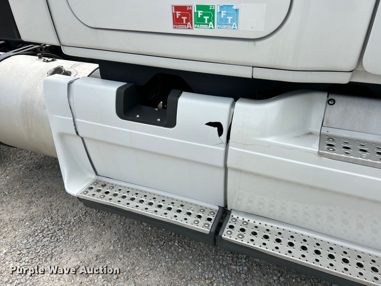 image for item EK3220 2016 Frieghtliner  Cascadia 132 semi truck