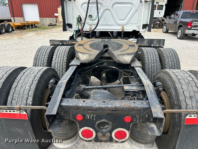 image for item EK3220 2016 Frieghtliner  Cascadia 132 semi truck