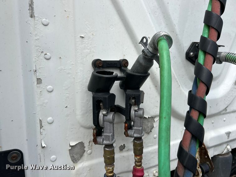 image for item EK3220 2016 Frieghtliner  Cascadia 132 semi truck