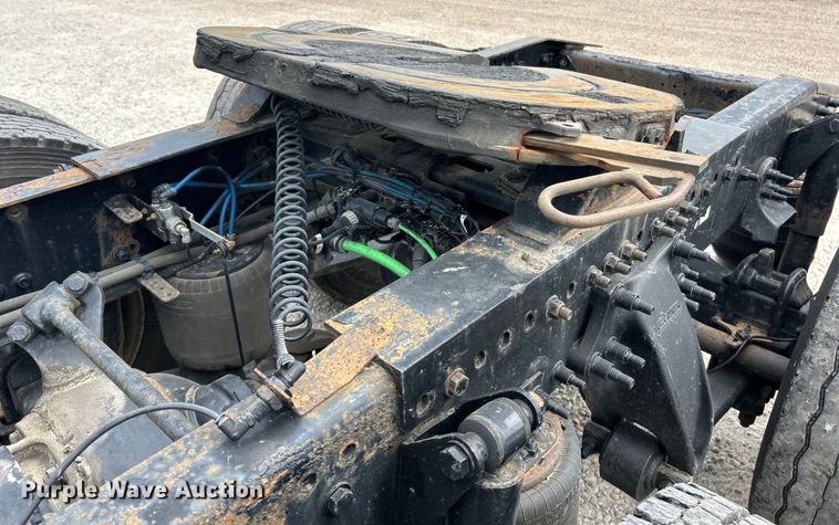 image for item EK3220 2016 Frieghtliner  Cascadia 132 semi truck