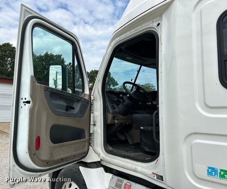 image for item EK3220 2016 Frieghtliner  Cascadia 132 semi truck