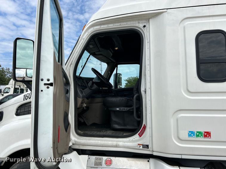 image for item EK3220 2016 Frieghtliner  Cascadia 132 semi truck