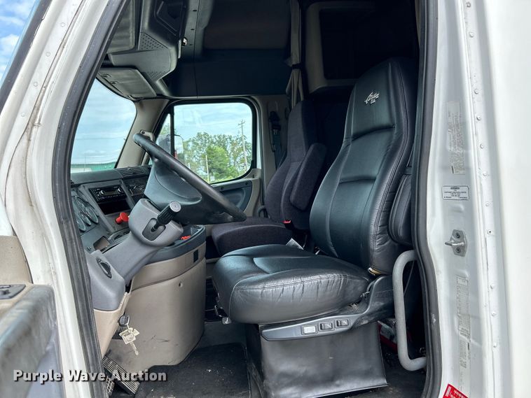 image for item EK3220 2016 Frieghtliner  Cascadia 132 semi truck