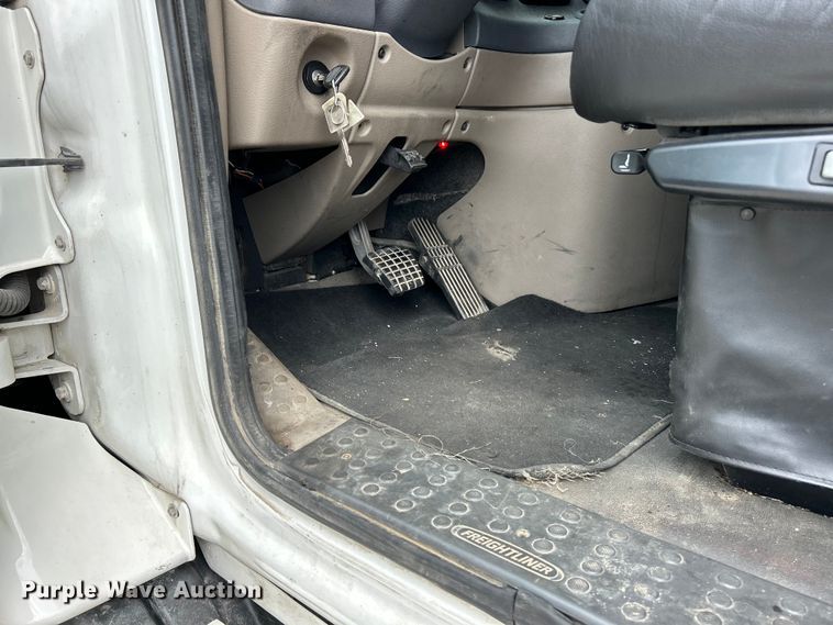 image for item EK3220 2016 Frieghtliner  Cascadia 132 semi truck