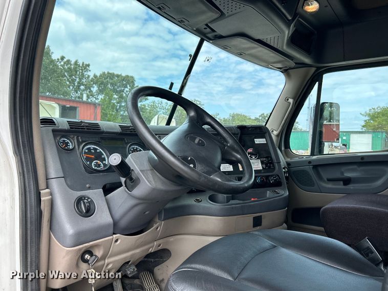 image for item EK3220 2016 Frieghtliner  Cascadia 132 semi truck