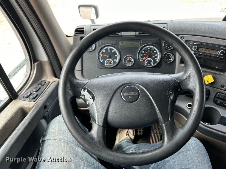 image for item EK3220 2016 Frieghtliner  Cascadia 132 semi truck