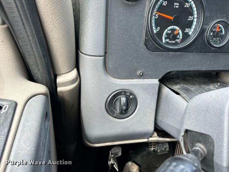 image for item EK3220 2016 Frieghtliner  Cascadia 132 semi truck