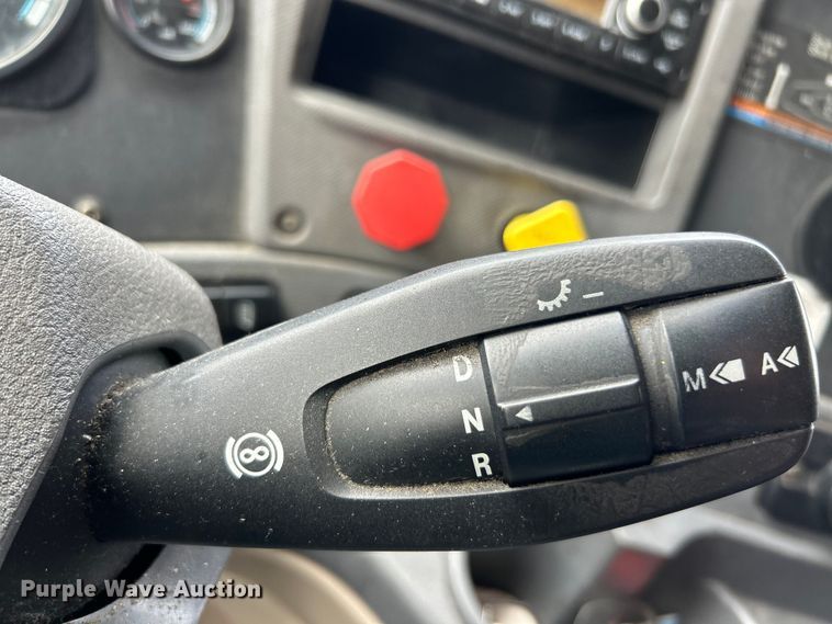 image for item EK3220 2016 Frieghtliner  Cascadia 132 semi truck