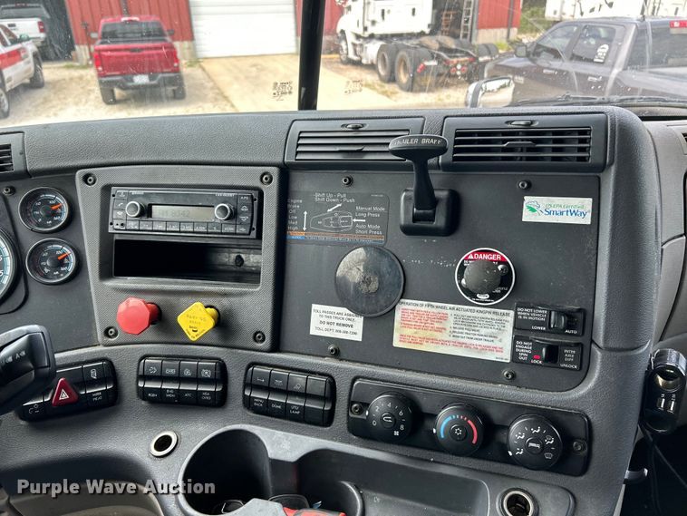 image for item EK3220 2016 Frieghtliner  Cascadia 132 semi truck