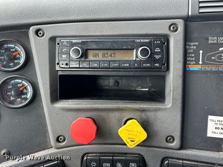 image for item EK3220 2016 Frieghtliner  Cascadia 132 semi truck