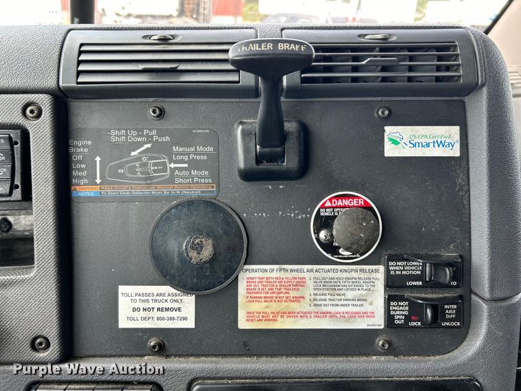 image for item EK3220 2016 Frieghtliner  Cascadia 132 semi truck