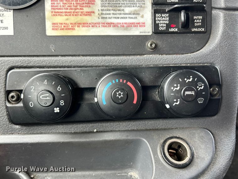 image for item EK3220 2016 Frieghtliner  Cascadia 132 semi truck