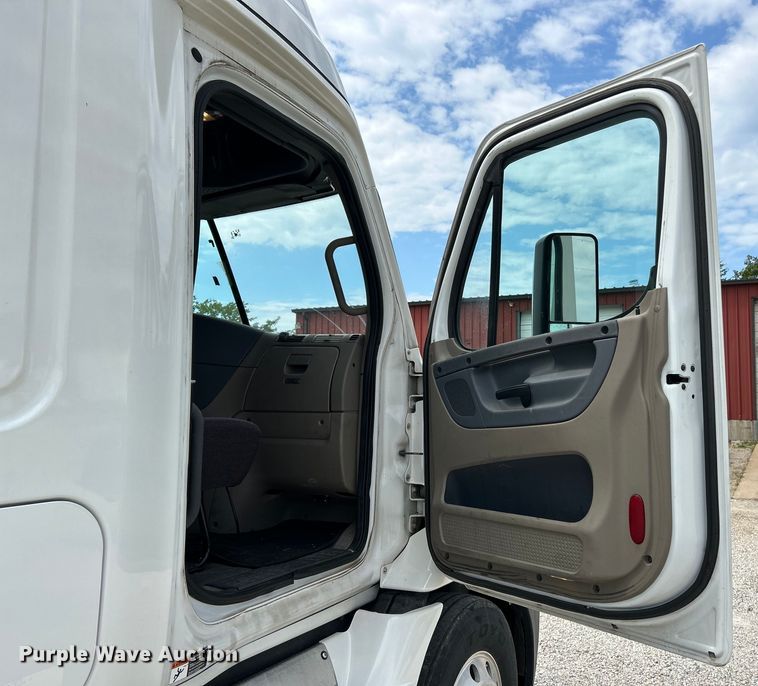 image for item EK3220 2016 Frieghtliner  Cascadia 132 semi truck