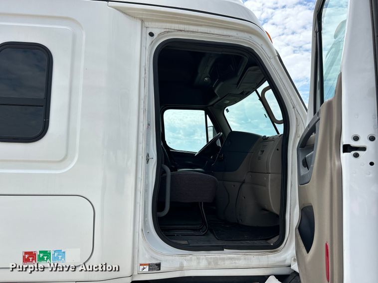 image for item EK3220 2016 Frieghtliner  Cascadia 132 semi truck