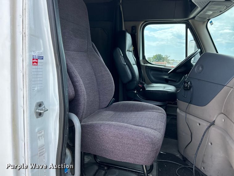 image for item EK3220 2016 Frieghtliner  Cascadia 132 semi truck