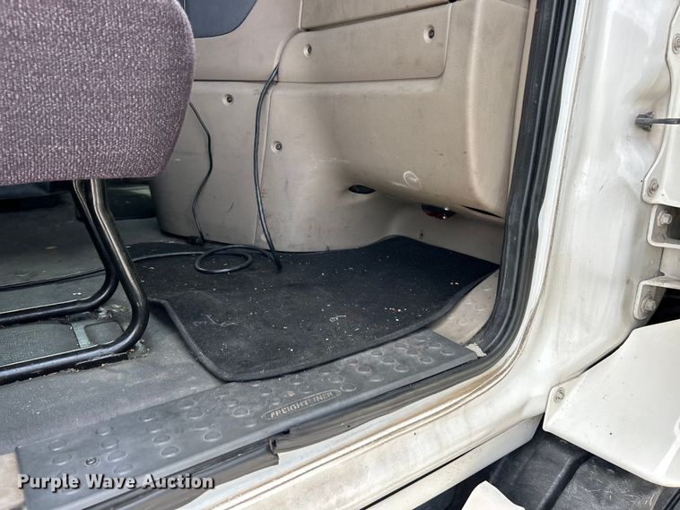 image for item EK3220 2016 Frieghtliner  Cascadia 132 semi truck