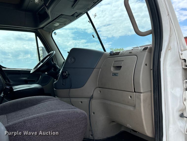 image for item EK3220 2016 Frieghtliner  Cascadia 132 semi truck