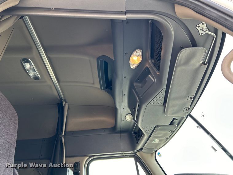 image for item EK3220 2016 Frieghtliner  Cascadia 132 semi truck