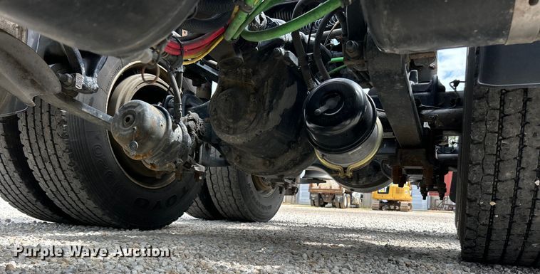 image for item EK3220 2016 Frieghtliner  Cascadia 132 semi truck