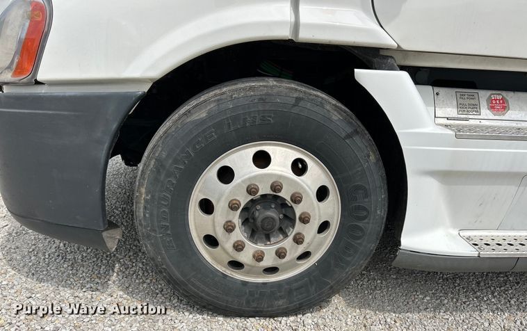 image for item EK3220 2016 Frieghtliner  Cascadia 132 semi truck