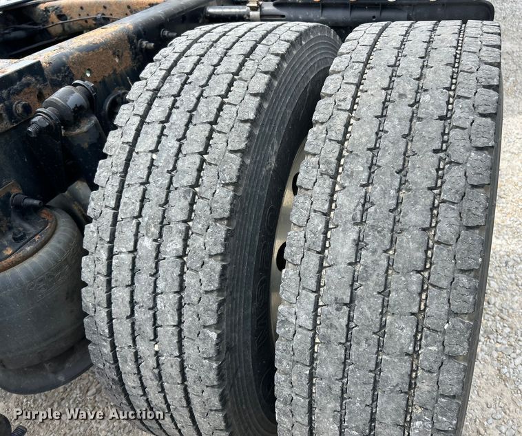 image for item EK3220 2016 Frieghtliner  Cascadia 132 semi truck