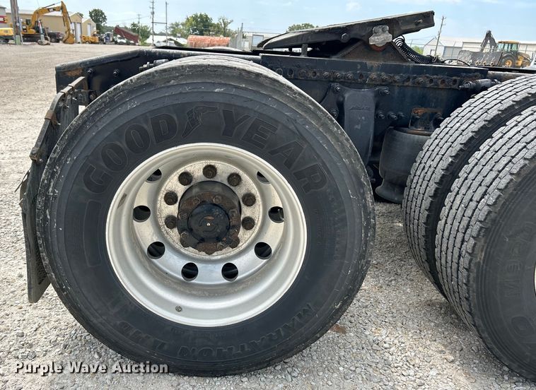 image for item EK3220 2016 Frieghtliner  Cascadia 132 semi truck