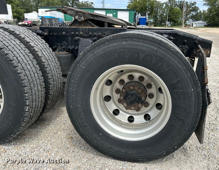 image for item EK3220 2016 Frieghtliner  Cascadia 132 semi truck