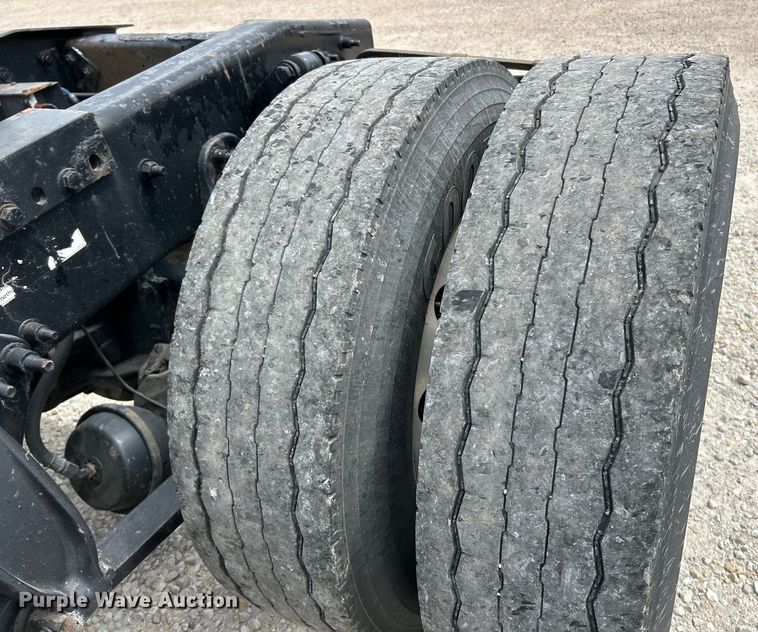 image for item EK3220 2016 Frieghtliner  Cascadia 132 semi truck