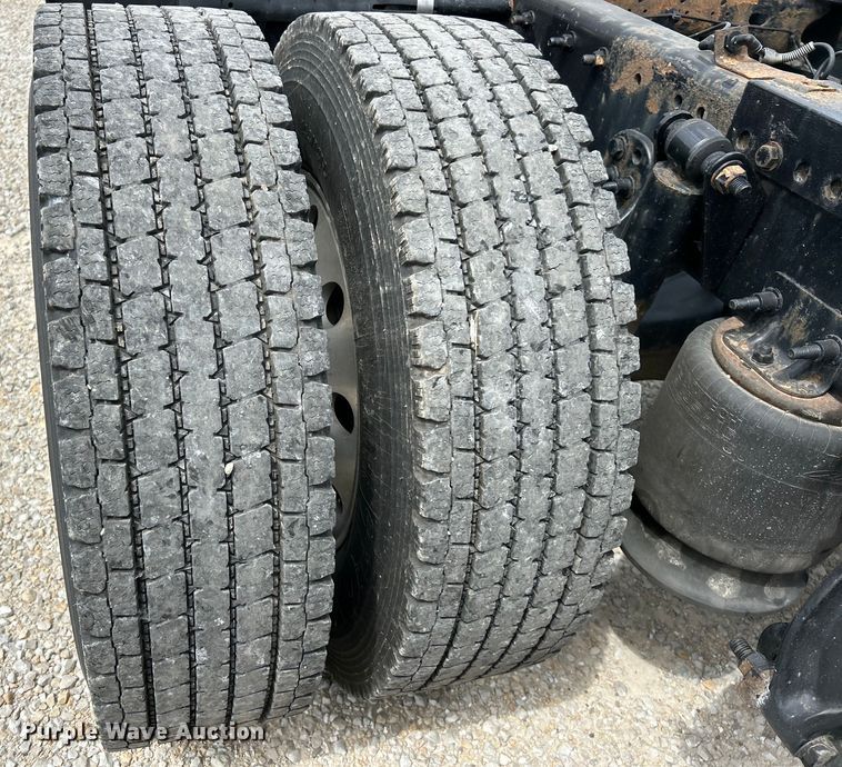 image for item EK3220 2016 Frieghtliner  Cascadia 132 semi truck