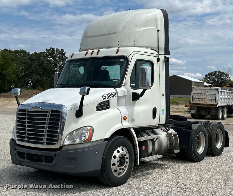 image for item EK3221 2017 Frieghtliner  Cascadia 113 semi truck