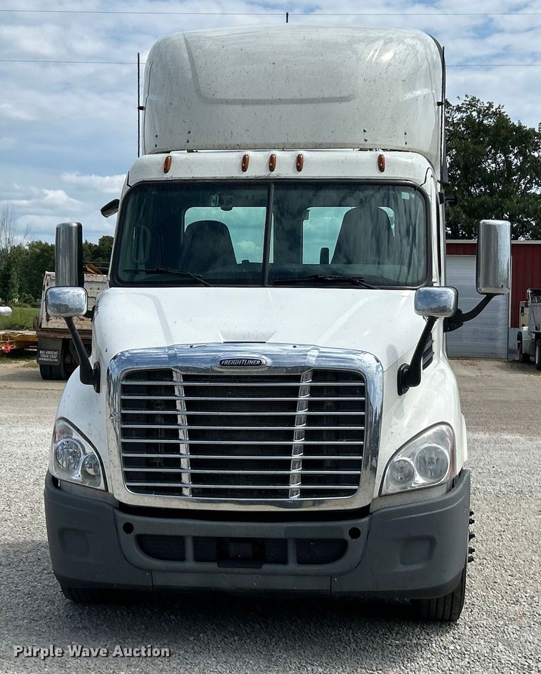 image for item EK3221 2017 Frieghtliner  Cascadia 113 semi truck