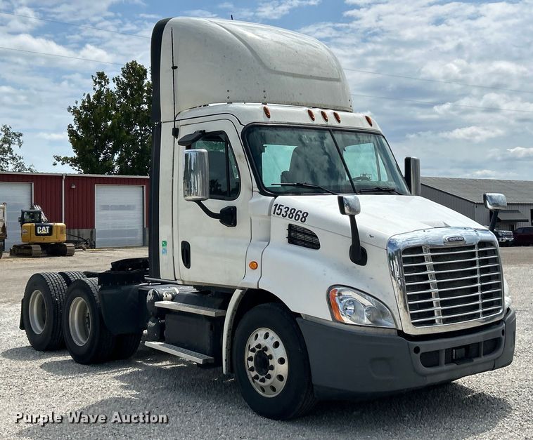 image for item EK3221 2017 Frieghtliner  Cascadia 113 semi truck