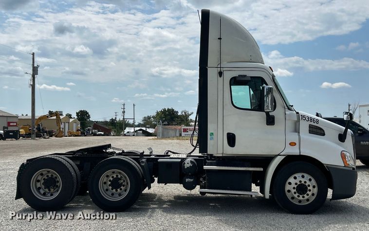 image for item EK3221 2017 Frieghtliner  Cascadia 113 semi truck