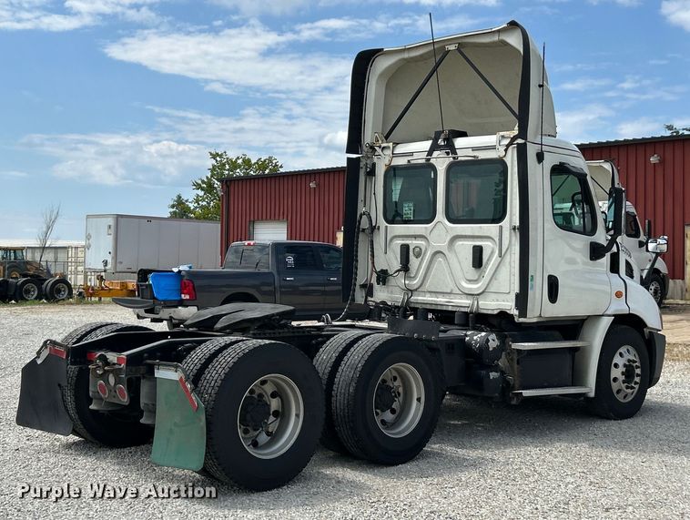 image for item EK3221 2017 Frieghtliner  Cascadia 113 semi truck