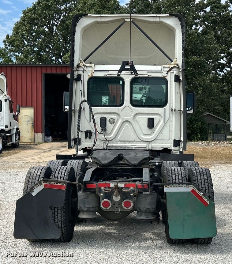 image for item EK3221 2017 Frieghtliner  Cascadia 113 semi truck