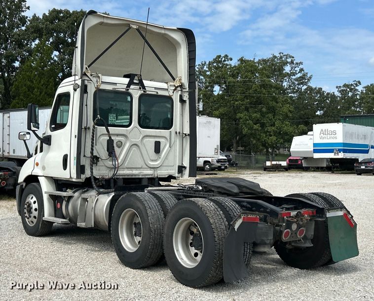 image for item EK3221 2017 Frieghtliner  Cascadia 113 semi truck