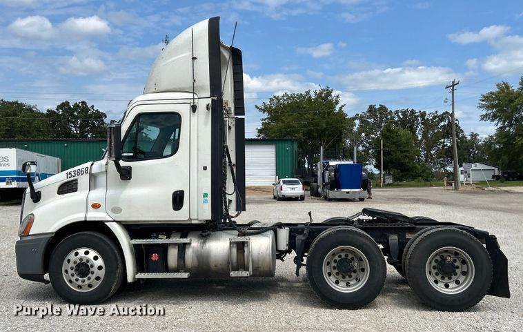 image for item EK3221 2017 Frieghtliner  Cascadia 113 semi truck