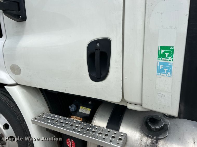 image for item EK3221 2017 Frieghtliner  Cascadia 113 semi truck