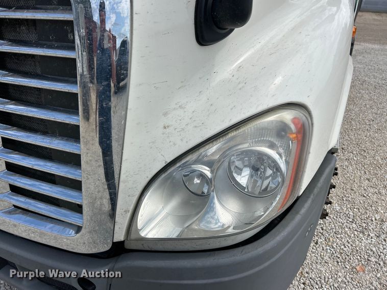 image for item EK3221 2017 Frieghtliner  Cascadia 113 semi truck