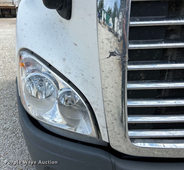 image for item EK3221 2017 Frieghtliner  Cascadia 113 semi truck