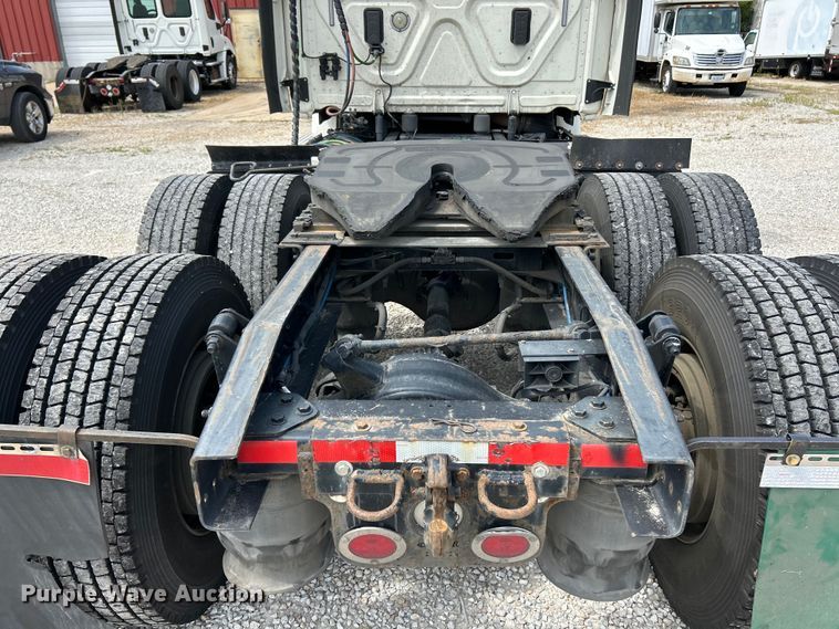 image for item EK3221 2017 Frieghtliner  Cascadia 113 semi truck