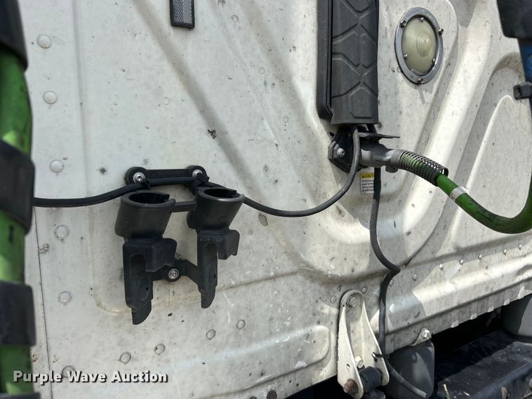 image for item EK3221 2017 Frieghtliner  Cascadia 113 semi truck