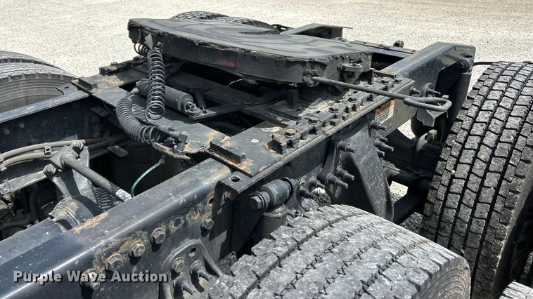 image for item EK3221 2017 Frieghtliner  Cascadia 113 semi truck